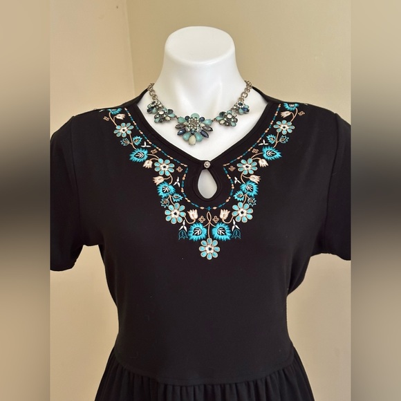 White Sag Black/Blue,White,Tan Floral Embroidered Dress Tie Back Pull Ov… - Picture 2 of 13